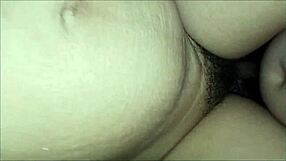 Indonesisk pige nyder naboens kæmpe pik, mens kæresten er væk i stor røv action