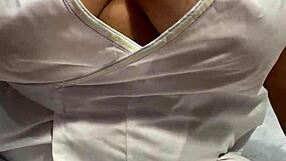 ¡Yo, mira esto! Enfermera con tetas grandes va sola con ese vibrador sexy. ¡Tiene los movimientos más calientes y un cuerpo asesino!