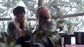 Φευγάτη πιτσιρίκα κάνει παρέα με την κολλητή της