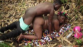 Stemor og stesøn knepper snigende hårdt på den offentlige gård