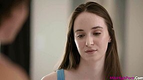 Hazel Moore în acțiune sălbatică doggy cu frații vitregi în episodul 2