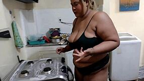 Madrasta, de ce mi se scoală tare când te văd în chiloți prin casă? Nevastă latină discretă îl fute pe vitreg