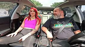 Włóczenie się po ulicach São Paulo z nagą rudą Ginger Smith