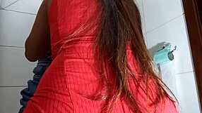 tomando no cu no banheiro da balada