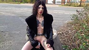 Эй шлюха, почему писаешь и дрочишь дилдо на публичной улице?