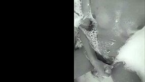 Brazilian amateur plays in bathtub with sexy cumshot action