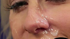 Babă britanică sexy suge pula în threesome, jizz pe față