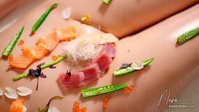 เคยลองซูชิบนตัวสาวนมใหญ่ทาเนยไหม?