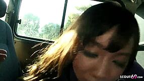 ik ben een kleine japanse meid 18+ die haar eerste pijpbeurt geeft in de auto