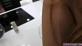 Tinilány ad blowjobot csoportos hármas szexben