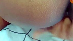 Slatka mlada 18+ lupa tesnu mokru pičku tokom divljeg video poziva