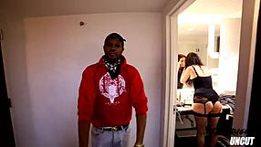 Drobná 18+ biela milfka Renee Quinn berie čierneho žrebca hlboko v divokom šukaní