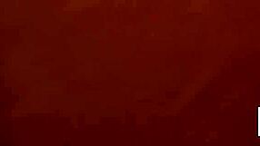 Šťastný chlap si zgustne na dvoch milfkách s veľkými prsiami v tvrdej akcii!