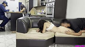 业余拉丁辣妹18+自拍与叔叔激烈肛交，紧屁眼吞下巨屌，偷情超刺激