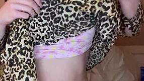 Jugando con mis enormes tetas caseras de aficionada