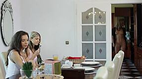 Vivthomas - Gina Gerson domina a Ivana Sugar con intenso face sitting