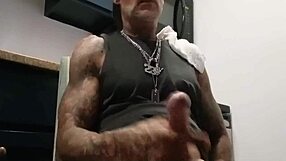 Мускулистый бодибилдер дрочит огромный член в жарком шоу