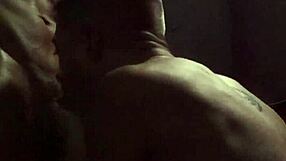 Helvetin kyllä! Seksikäs maskuliininen top poraa sileää twink-bottomia pimeässä huoneessa!