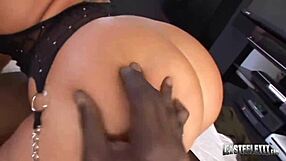 الأشقر فلاور توكي تختنق على كرات ليكسينغتون ستيل الضخمة.