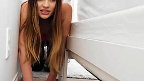 मतलबी एलेक्स जेट ने 18 साल की जवान सेरा राइडर को चालाक प्लान से फंसाया, अब वो उसे जोरदार चोदता है!