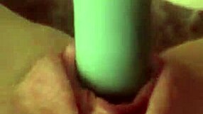 饥渴的土耳其熟妻在家用假屌自慰