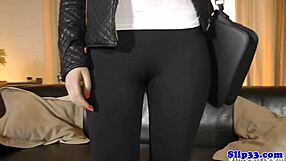 Onanerande eurobabe i strumpor och klackar runkar gammal brittisk man