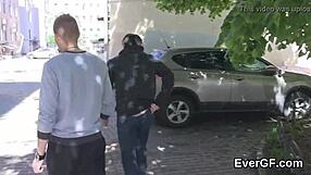 貧乏な男が汚い友達が元カノを金のためにセックスするのを見る