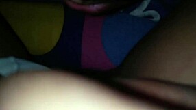 ميليف عاهرة تدلك كسها بألعاب