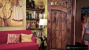 Ma demi-sœur et moi offrons un double massage nuru à mon mec