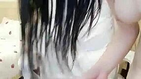 베트남 커플이 웹캠에서 채팅하고 자위한다