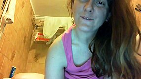 Sesión de masturbación en ducha mojada lista para disfrutar