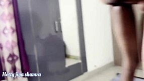 В извратена ролева игра баща превръща дъщеря си във фетиш обект, пипа я отблизо