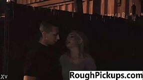 التقطت فتاة ساخنة للضرب الخشن