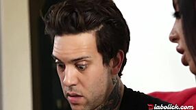 Brandy Aniston poučuje z velikimi joškami v različnih položajih