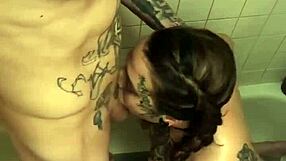 Ugh, hänen sotkuinen naamansa ottaa sen ison kyrvän pallit syvälle... helvetti