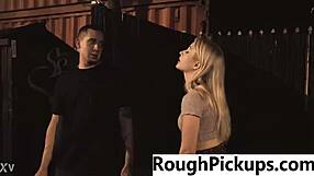 التقطت فتاة ساخنة للضرب الخشن