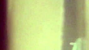 كاميرا مخفية تراقب معلمة كوغار في الحمام