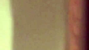 كاميرا مخفية تراقب معلمة كوغار في الحمام