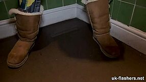 Britisk amatør viser sine søde patter i en dristig flash