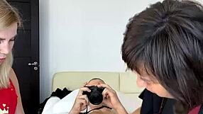 Sugarnadya allena uomini nella depilazione con cazzo grande e guanti di lattice.