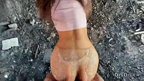 Хванах момиче в обществена фабрика и се развих с дълбоко чукане