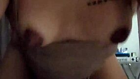 Drobna azijska bejba dobi od zadaj in je napolnjena