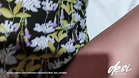 Indische Desi-Maid wird vom Meister im Schlafzimmer für intensiven Creampie geweckt