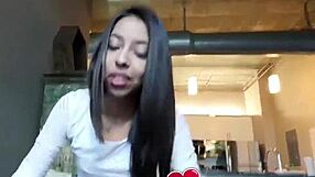 Chica con tetas pequeñas monta la polla dura de su hermanastro