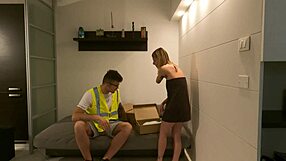 Annika in accappatoio incontra il corriere senza soldi per pagare. Dialoghi italiani mostrano le sue mosse audaci a cavalcare e piegarsi.