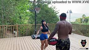 हॉट बेब मोनिका सैंथियागो रोम मेजर के विशाल लंड को वाइल्ड इंटररेशियल चुदाई में निगल रही