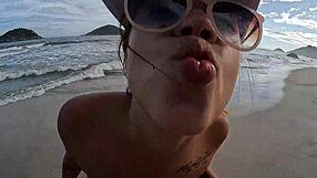 Soirée sauvage africaine à la plage naturiste Abricó avec de jeunes nudistes