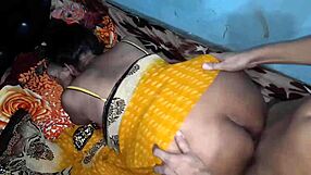 इंडियन एक्ट्रेस घर पर स्टीमी सेक्स से टीज करती है