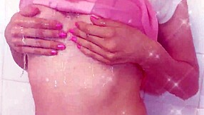 Me meto los dedos en el coño mojado mientras provoco mi culo grande latina en tanga