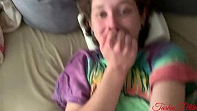 Sexy teenagerka 18+ stříká na snoubencův velký pták, zatímco on hluboko buší do její mokré kundičky